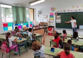 Una profesora imparte clases en un colegio andaluz.