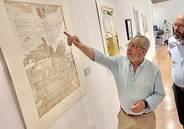 Escalante mostrando la antigüedad del documento a los concejales