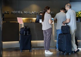 Recepción del hotel AC Marriott Málaga Palacio, en la capital.