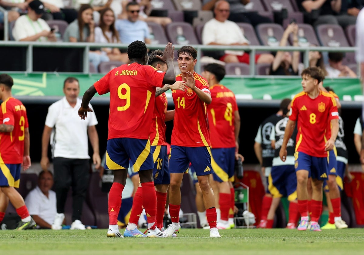 Izan Merino celebra su gol en el Europeo sub-19 con sus compañeros.