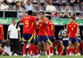 Izan Merino celebra su gol en el Europeo sub-19 con sus compañeros.