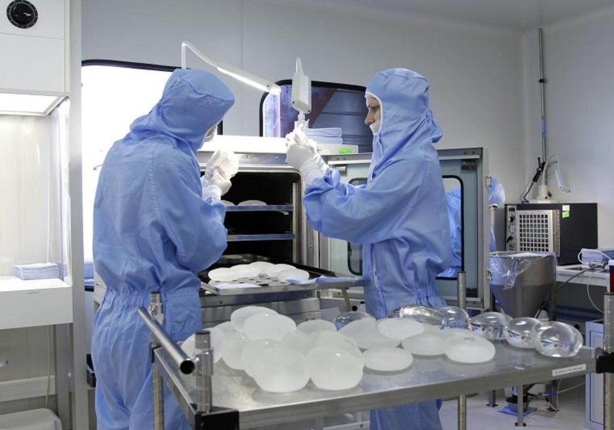 Imagen de archivo de la fabricación de implantes mamarios en unos laboratorios de Francia.