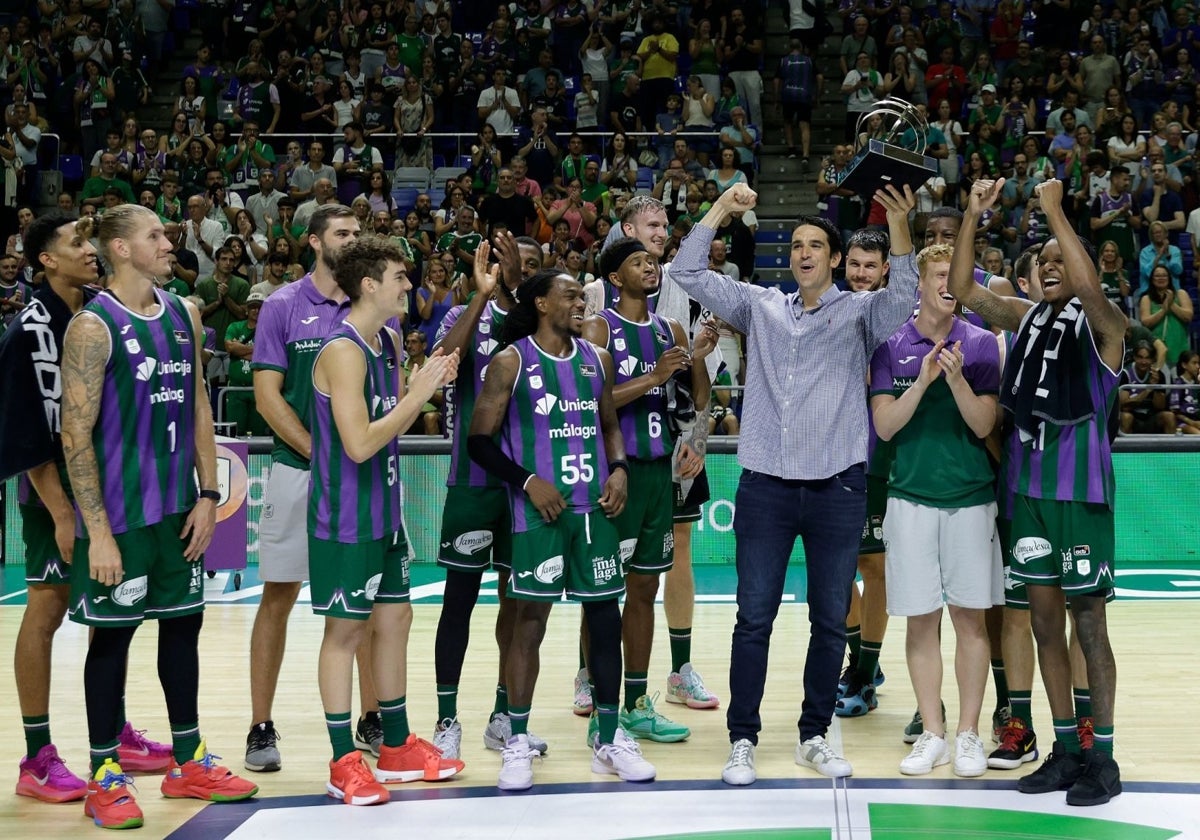 Los jugadores del Unicaja y Carlos Suárez celebran la victoria en el Torneo Costa del Sol del verano pasado.