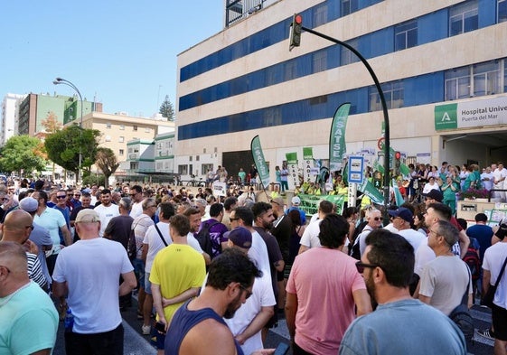 Los trabajadores del metal de Cádiz se manifestaron ayer a las puertas del hospital Puerta del Mar.