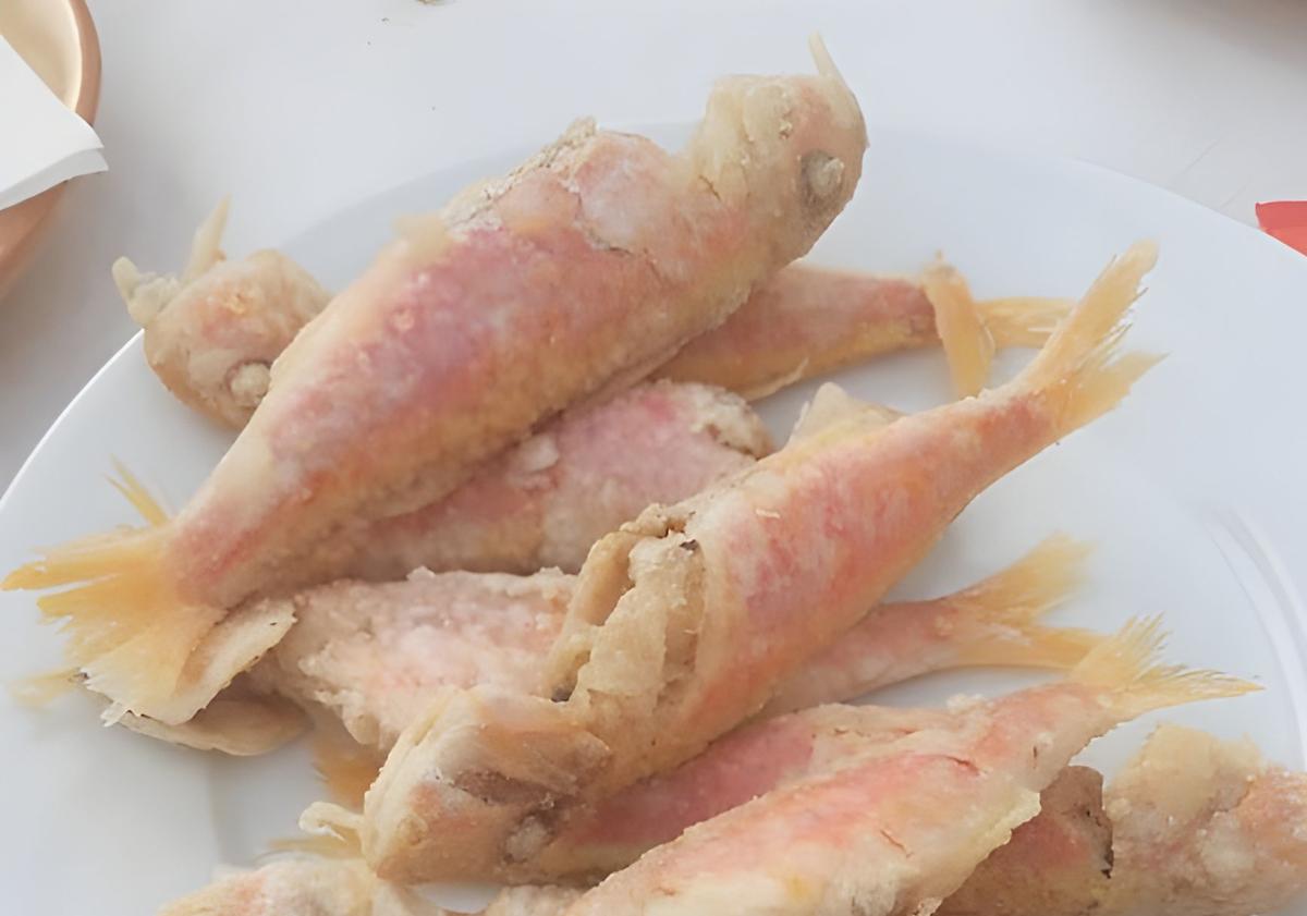 Imagen principal - Salmonetes fritos. Mejillones al vapor y boquerones fritos.