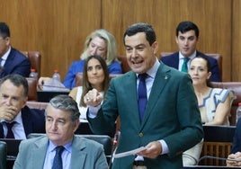 Juanma Moreno, durante su intervención en el pleno.