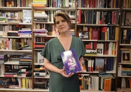 Herminia Luque, con su libro de aforismos 'Más perdición' en la Librería Áncora.
