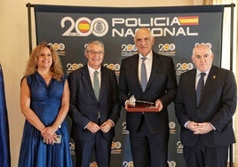 El comisario provincial, Enrique Barón Castaño (tercero a la izquierda); acompañado por Miriam Rifai, inspectora jefa; Francisco Salado, presidente de la Diputación de Málaga, y Manuel Marmolejo, vicepresidente tercero de la Diputación.