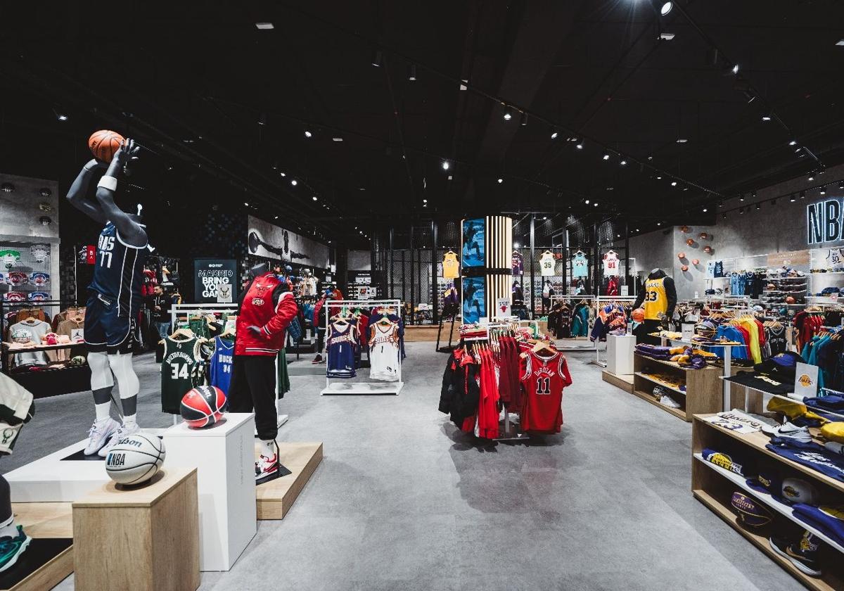 Interior de una tienda de Basketball Emotion.