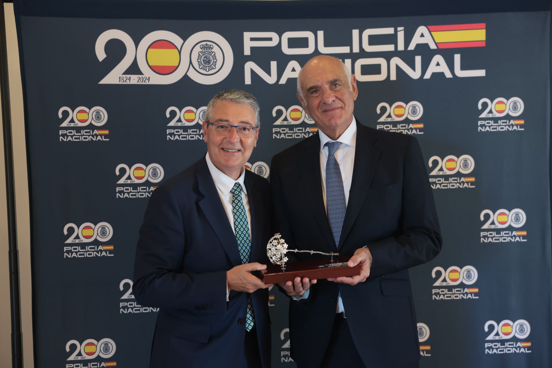 Despedida entre honores al comisario provincial de Málaga