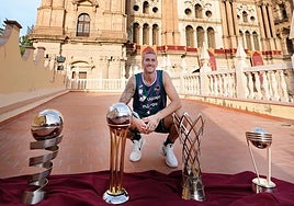 Osetkowski posa delante de la catedral con los cuatro títulos ganados esta temporada.