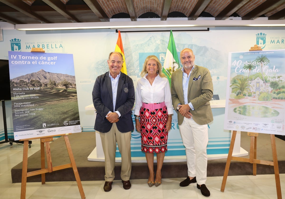La alcaldesa, Ángeles Muñoz, el presidente de la entidad, Santiago Gómez-Villares, y el presidente de Aloha Golf Club, Rafael Fontán.