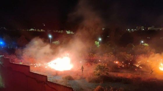 Actuación de los bomberos durante el incendio, vista desde el interior de Tívoli.