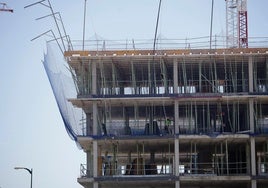 Obras de viviendas protegidas al oeste de la Universidad.