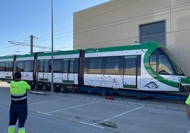 Nueva unidad del metro de Málaga que ha llegado al recinto de talleres y cocheras.