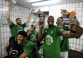 Los jugadores del Unicaja celebran el título de la Supercopa.