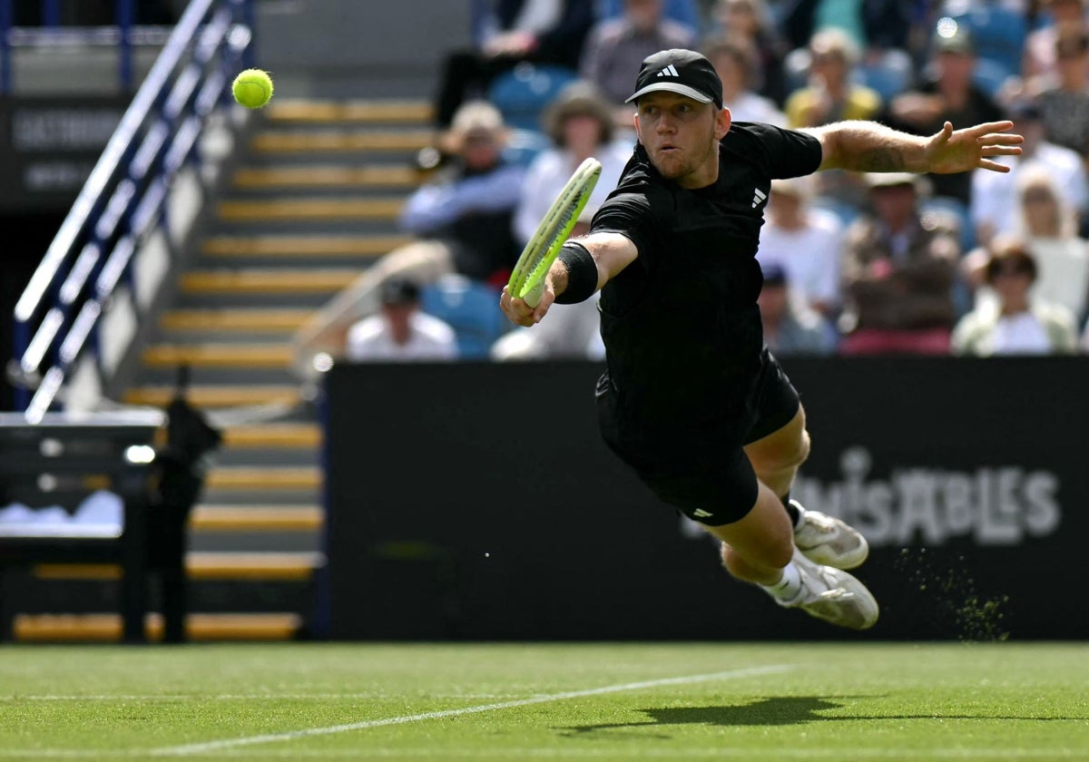 Una espectacular volea, con caída a la hierba incluida, al más puro estilo de Boris Becker, que le dio un punto en el primer set.