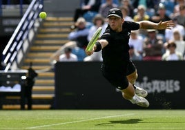 Una espectacular volea, con caída a la hierba incluida, al más puro estilo de Boris Becker, que le dio un punto en el primer set.