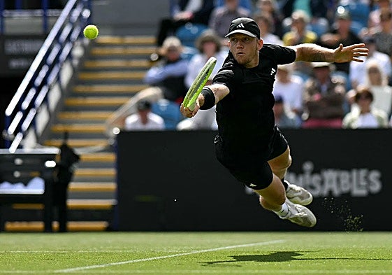 Una espectacular volea, con caída a la hierba incluida, al más puro estilo de Boris Becker, que le dio un punto en el primer set.