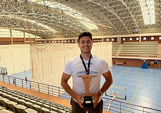 Aspet Tadevosyan posa con el trofeo del CEU en el pabellón de la UMA.