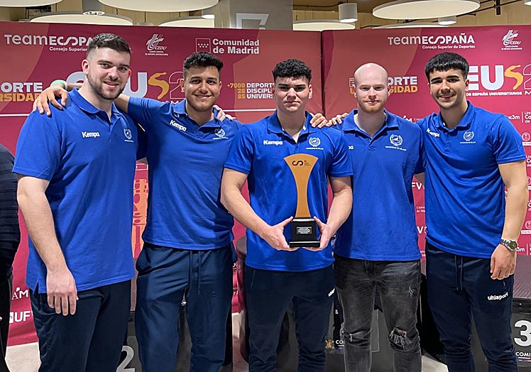 La selección de ajedrez de la UMA, durante la entrega de premios del CEU.
