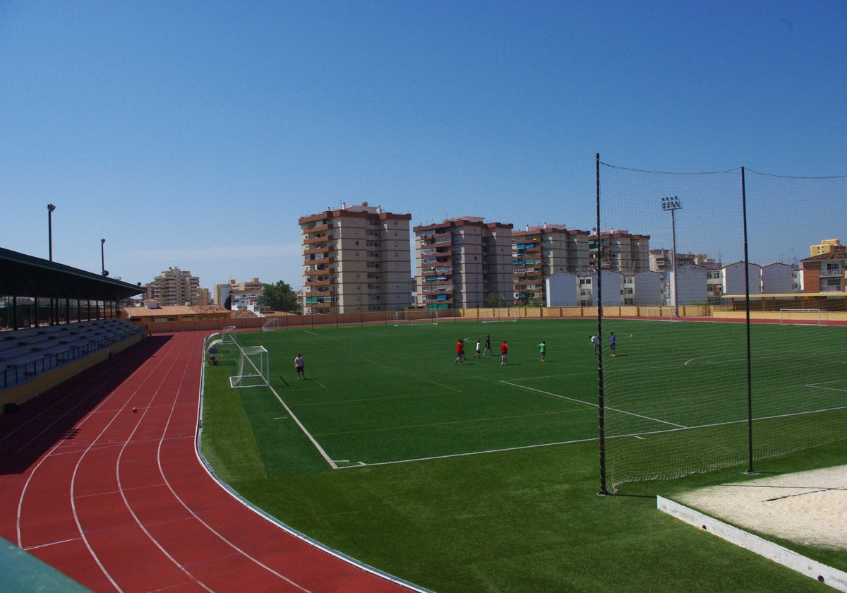 Campo de fútbol y pista de atletismo del complejo Elola.