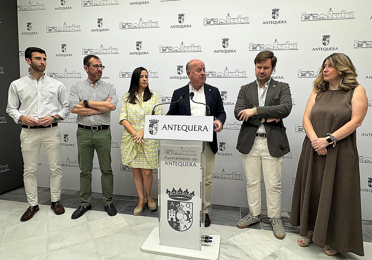 El alcalde Manuel Barón con el resto de miembros del equipo de gobierno que han intervenido en el acuerdo