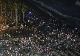 La playa de La Malagueta la noche de San Juan.