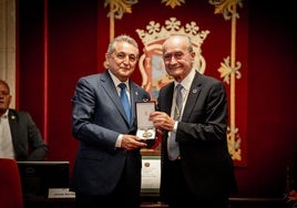 Imagen de la entrega de la Medalla de la Ciudad por parte del alcalde al presidente del Colegio de Enfermería de Málaga.