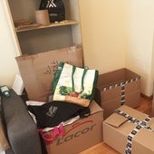 Cajas listas para la mudanza en el piso de Rubén.