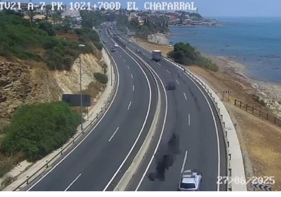 Un carril cortado y retenciones de tráfico en Las Lagunas de Mijas