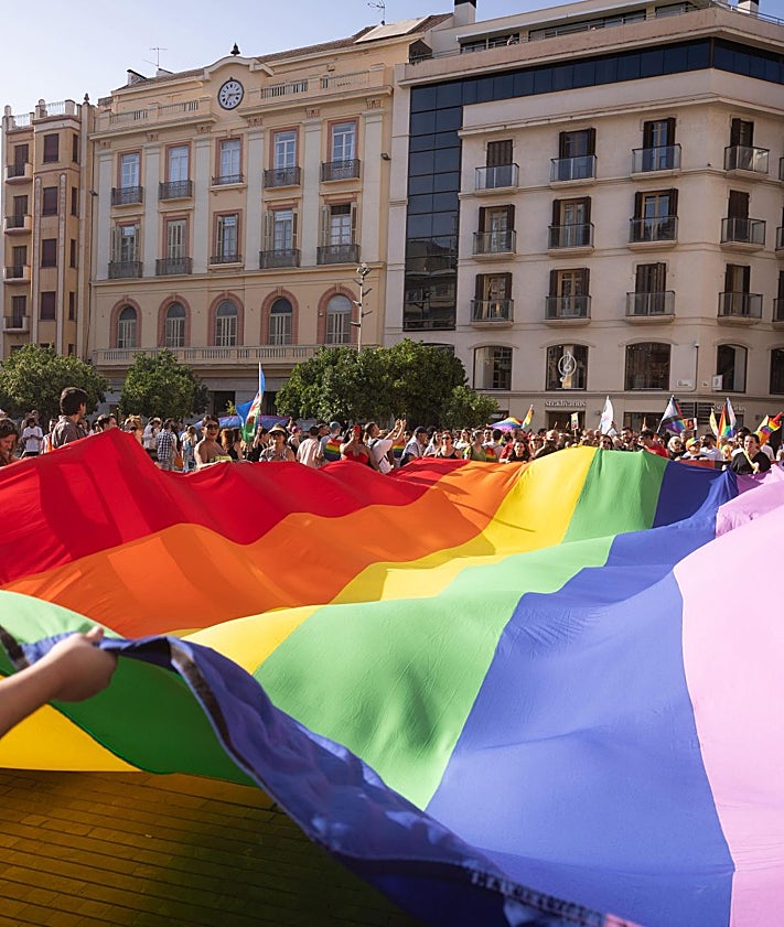 Imagen secundaria 2 - Málaga defiende los derechos del colectivo LGTBI: «La libertad no se negocia»