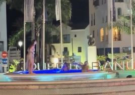 El nuevo reto de los turistas en Marbella que tiene detrás a la Policía: chapuzón en la fuente de Puerto Banús