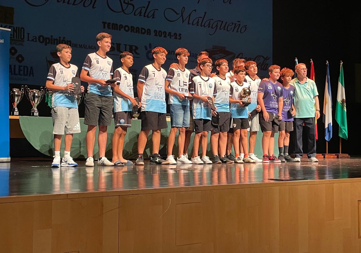 Uno de los equipos premiados, junto a Pedro Torres (a la derecha).