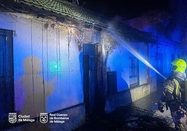Aparatoso incendio en una vivienda en la avenida de Salvador Allende en Málaga