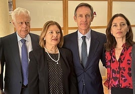 José Luis Sánchez Domínguez con su esposa y dos de sus hijos, Luis y Esther.