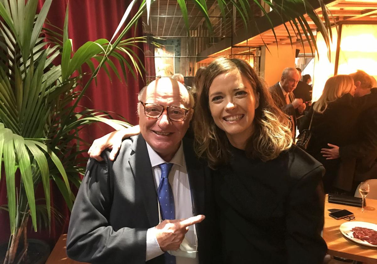 Imagen principal - Raúl Sender con MarÍa Casado en 'El Tercer Acto'. Rafael Domínguez de Gor. Christian Postigo y Carlos Rosado en El Cabra Ovidio-Play