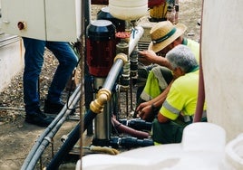 Los operarios cambiando el sistema de riego del Parque de los Tres Jardines.