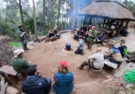 Grupo de alumnos de junio preparando la comida con lo recogido en el entorno.