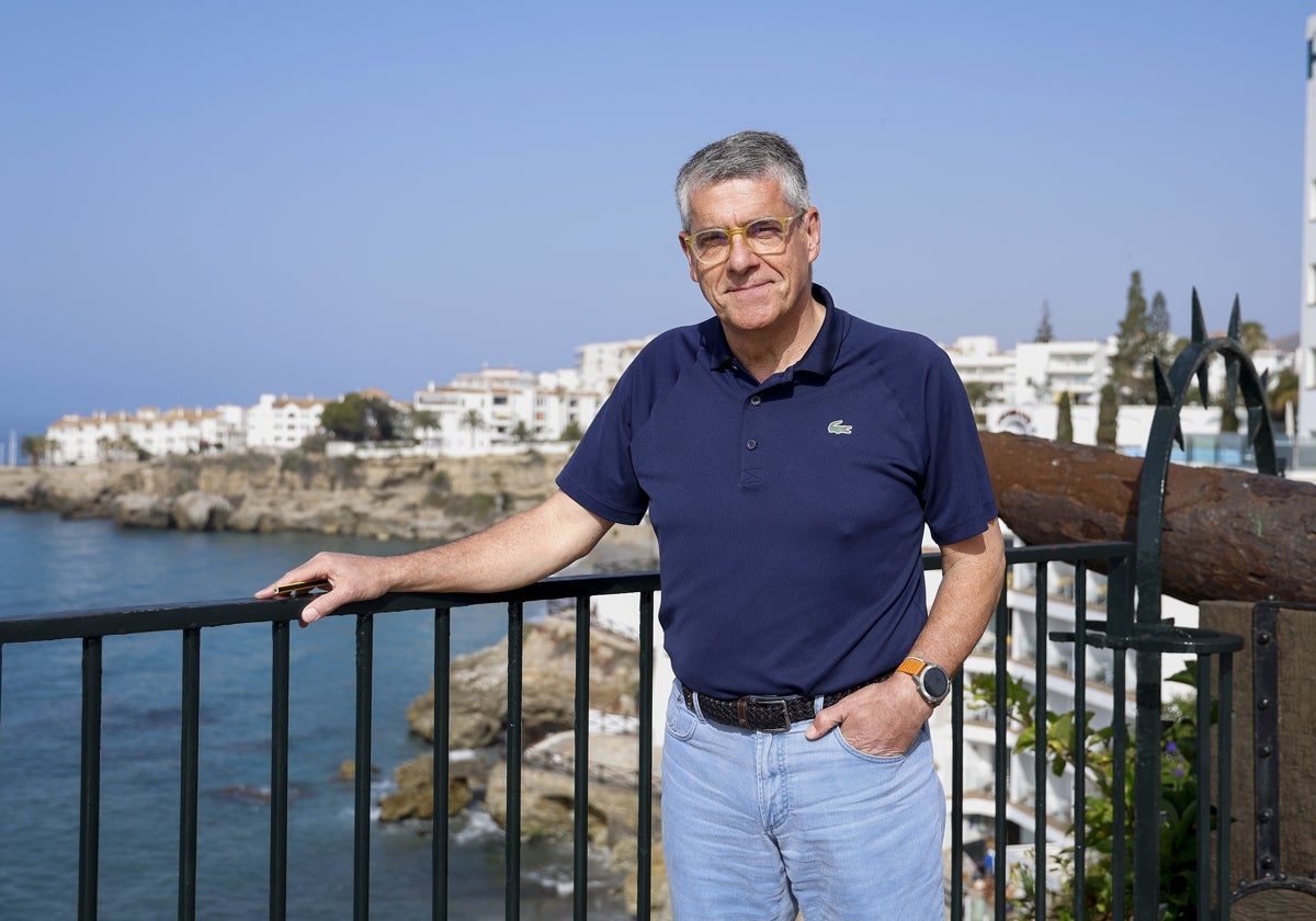 El regidor, en el Balcón de Europa, antes de la entrevista concedida a este periódico.