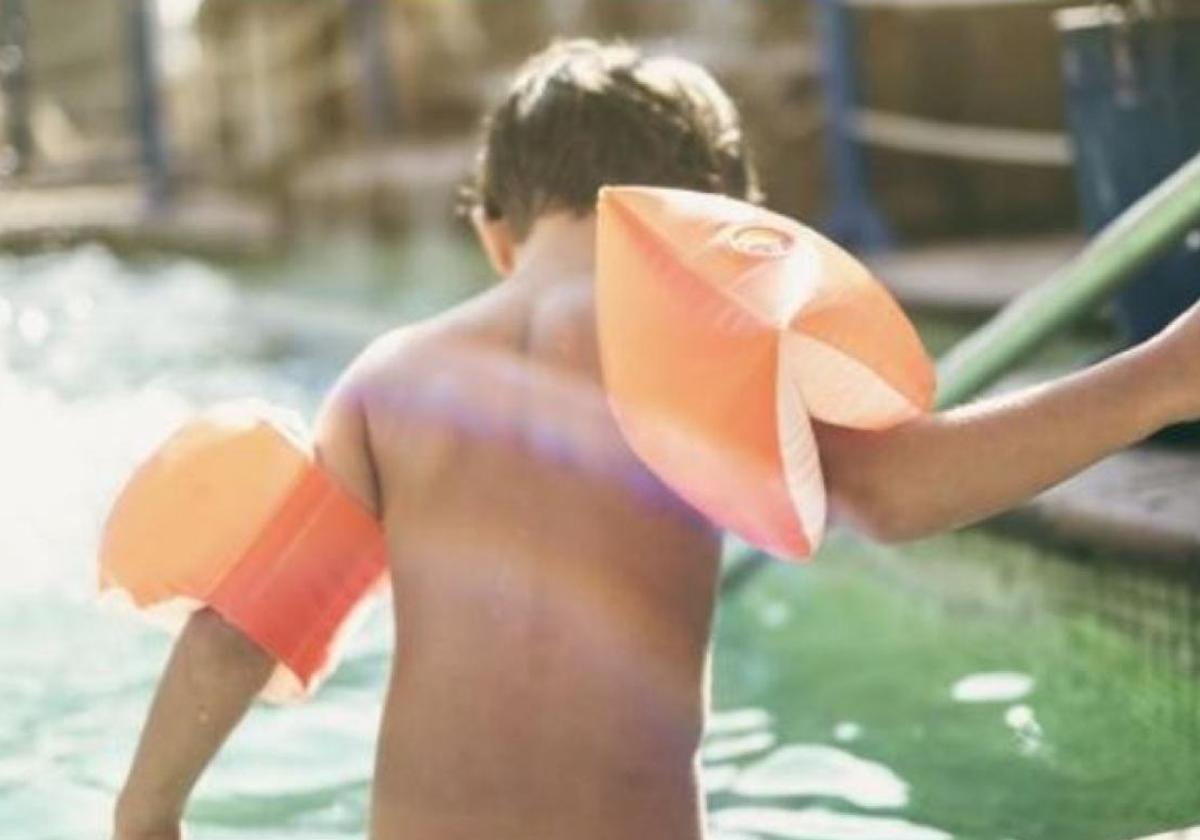 El aviso de Consumo sobre los flotadores y manguitos para los niños este verano