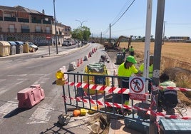 Operarios trabajan en la mejora del paso de peatones en El Peñón.