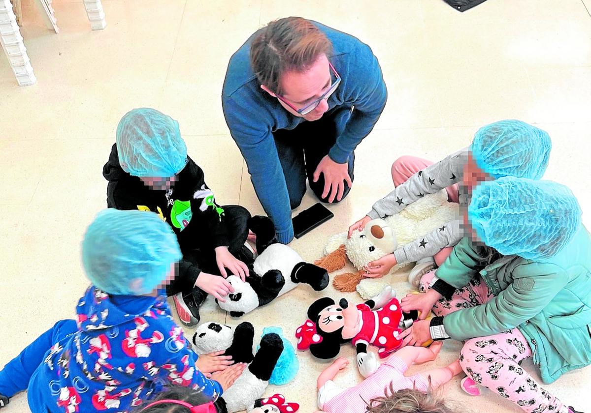 El alumnado aprende temas tan importantes como las técnicas básicas de RCP.