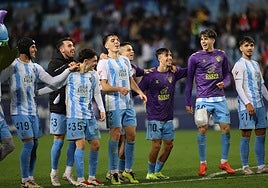 Los jugadores del Málaga celebran el triunfo frente al Eldense en el último partido de 2025.