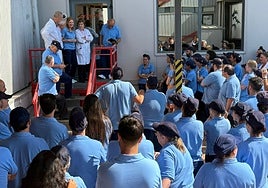 Trabajadores de Denso Ten España, reunidos ayer en torno a Blanca Hermana.