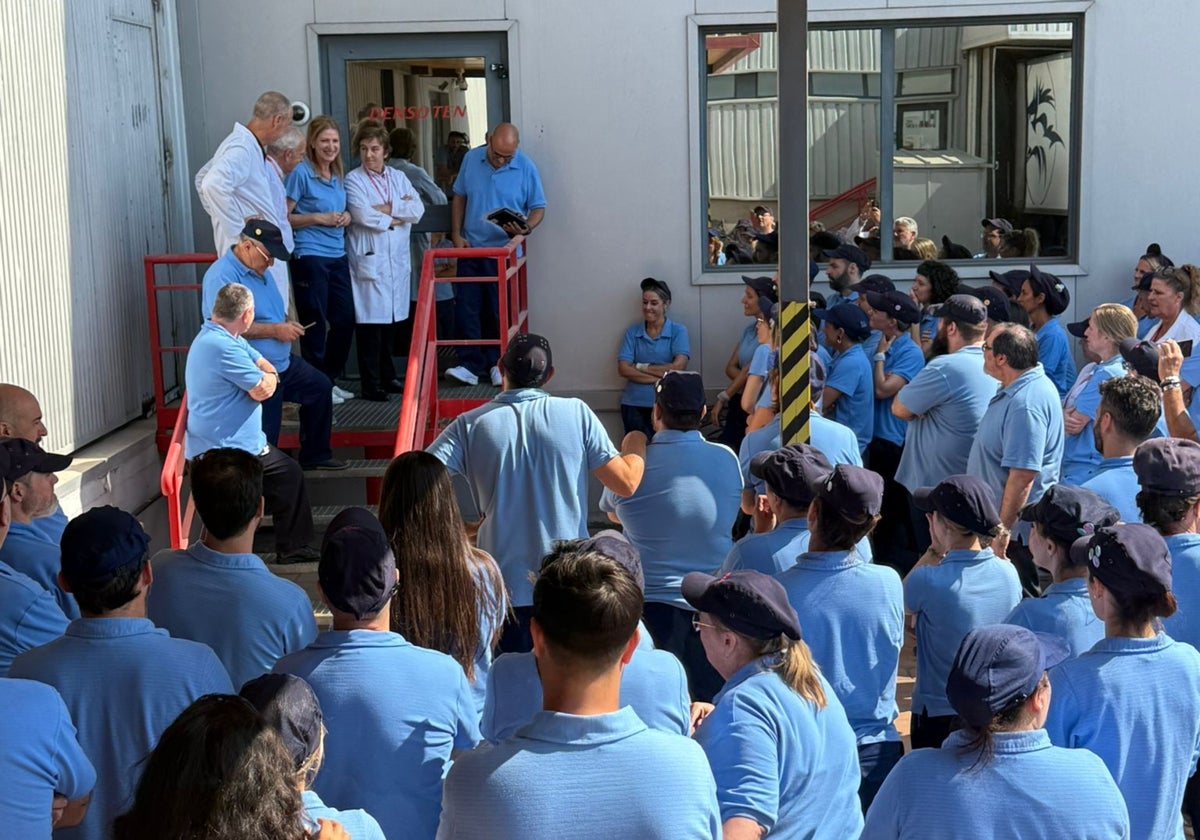 Trabajadores de Denso Ten España, reunidos ayer en torno a Blanca Hermana.
