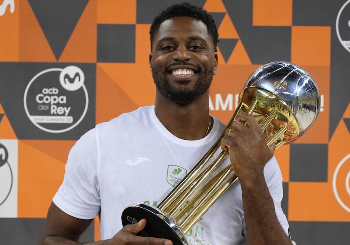Melvin Ejim posa sonriente con el trofeo de la Copa del Rey ganado en Las Palmas.