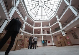 Espacio central del edificio, con las cajas del mobiliario.