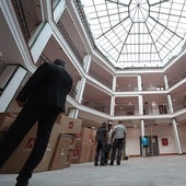 Espacio central del edificio, con las cajas del mobiliario.