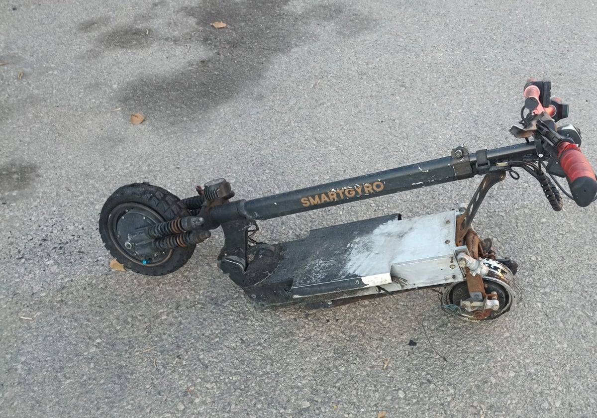 Imagen de archivo de un patinete eléctrico incendiado.